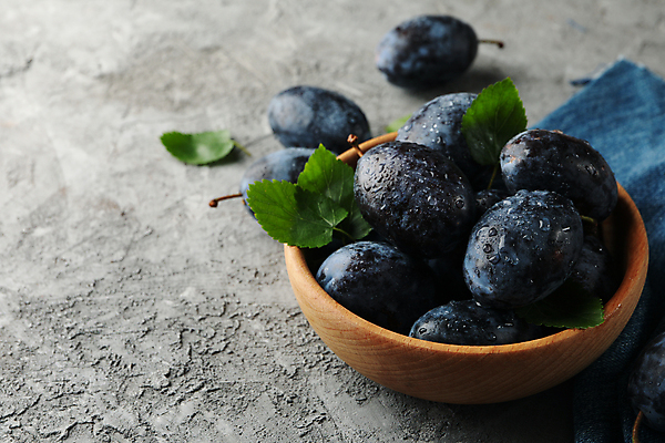 포토 JPG 해외이미지 잎 회색배경 실내 사람없음 물방울 담기 나무그릇 서양자두 카피스페이스 해외포토 식물 그릇 백그라운드 모션 내부 목재 공백 회색 파일형식 이미지허브