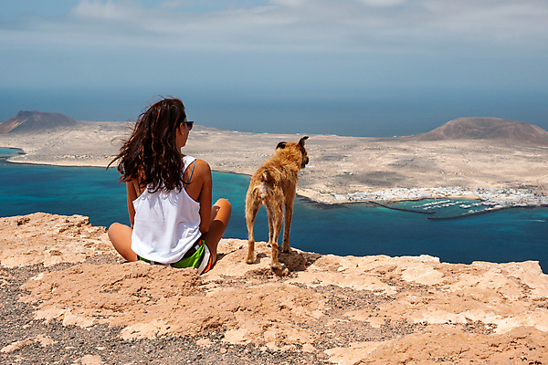 포토 JPG 해외이미지 백인 구름 여자 행복 유럽 바다 섬 여행 배낭 자연 휴가 휴식 안테나 파노라마 한명 풍경 여름 여행객 자유 스페인 화산 대서양 마스코트 터키석 해외포토 자연요소 서양인 1 계절 감정 나라 컨셉 가방 통신 산 촬영기법 사람 보석 생태계 파일형식 이미지허브