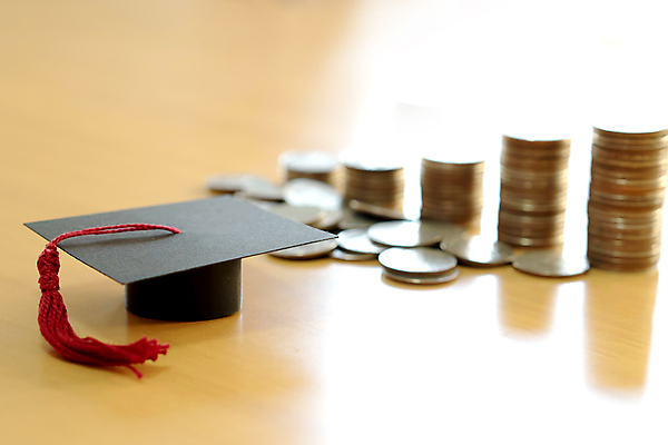 포토 JPG 해외이미지 교육 대학생 돈 졸업 설계 사람없음 가로 금융 동전 저축 주기 대학교 가정경제 투자 문제 대출 빚 조언 지원 캡모자 해외포토 모자_잡화 학생 컨셉 비즈니스 학교 가정 모션 경제 재산 파일형식 이미지허브