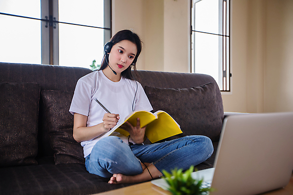 포토 JPG 해외이미지 학생 여자 교육 행복 아시아 인터넷 비즈니스 학교 회의 아파트 주택 한명 미소 사람 동양인 책 노트북 컴퓨터 디지털 헤드폰 공책 방 듣기 시험 업무 작업 네트워크 강의 무선전화기 책상 상담 부름 온라인 동영상 세미나 소셜 온라인강의 웨비나 해외포토 1 감정 나라 음향기기 가구 모션 문구용품 표정 인종 건물 전자제품 전화기 파일형식 언택트 이미지허브