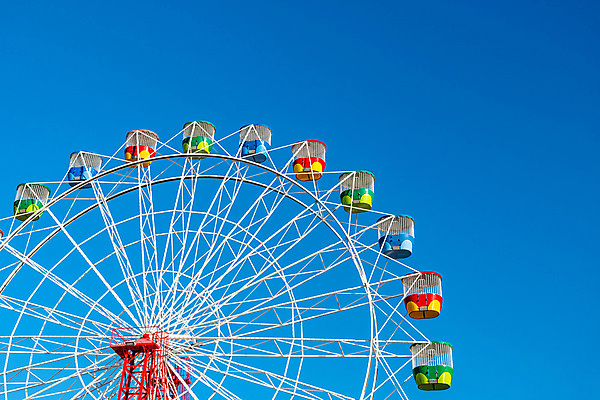 포토 JPG 해외이미지 주간 행복 하늘 휴식 사람없음 야외 파란색 맑음 놀이공원 주말 대관람차 해외포토 자연요소 감정 컬러 컨셉 날씨 테마파크 놀이기구 파일형식 이미지허브