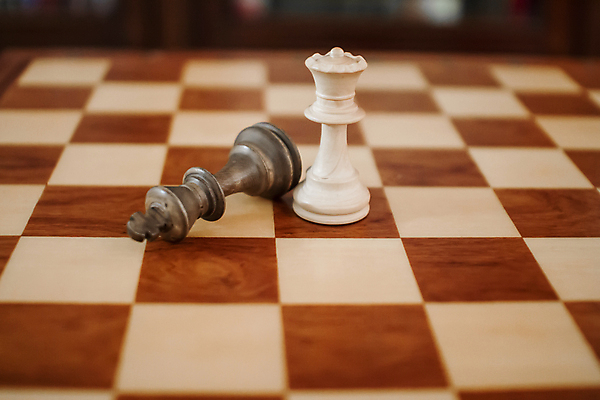 포토 JPG 해외이미지 1 손 응시 여자 조각 백그라운드 컨셉 생각 비즈니스 놀이 탁자 성공 사람 사람없음 목재 힘 경쟁 게임 흰색 잡기 우승 우아함 체스말 체스 계획 대표 왕 충돌 리더 싸움 패배 체스판 육군 여왕 승자 지능 플레이어 필승 해외포토 나무 시선 컬러 가구 재료 모션 군대 신체부위 최고 말_게임 파일형식 이미지허브