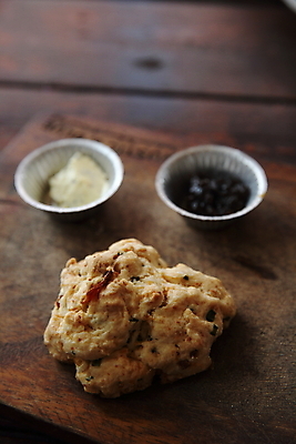 포토 JPG 해외이미지 실내 사람없음 한개 잼 크림 종지 나무도마 스콘 나무배경 해외포토 1 그릇 빵 백그라운드 도마 내부 목재 소스_음식 파일형식 이미지허브