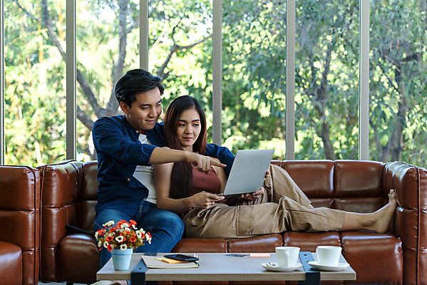 포토 JPG 해외이미지 백인 직업 라이프스타일 커플 공원 여자 남자 꽃 행복 2 인터넷 손가락 관계 태국 자연 휴식 함께함 사랑 미소 사람 동양인 성인 야외 두명 여름 쇼핑 컴퓨터 소파 청바지 최고 뉴스 차 어플리케이션 구매 커피잔 질서 해외포토 서양인 식물 손 계절 공공시설 감정 아시아 커피 음료 컨셉 의자 바지 잔 표정 인종 생활 전자제품 예절 생태계 파일형식 이미지허브