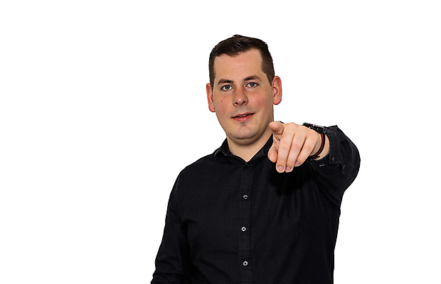 포토 JPG 해외이미지 백인 1 손 응시 남자 감정 얼굴 백그라운드 셔츠 비즈니스 손가락 관리 한명 서기 사람 손짓 성인 카메라 흰색 가리킴 비즈니스맨 자신감 선택 사인 긍정 보여주기 고립 심각 해외포토 서양인 시선 컬러 컨셉 상의 모션 신체부위 전자제품 직장인 파일형식 이미지허브