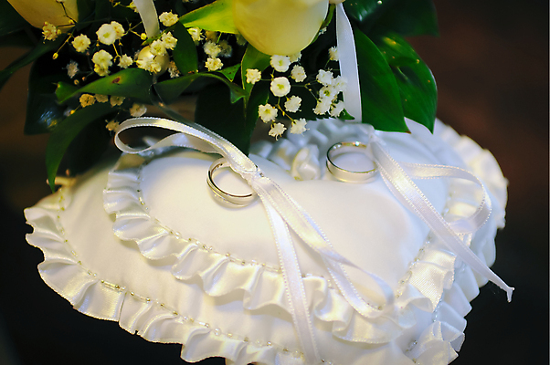 포토 JPG 해외이미지 커플 기념일 꽃 꽃다발 결혼 2 결혼식 발렌타인데이 사랑 사람없음 빛 금속 흰색 반지 쌍 원형 황금 고급 보석 심볼 약혼 해외포토 도형 식물 감정 컬러 컨셉 장신구 관계 데이이벤트 재질 이벤트 광석 약속 파일형식 이미지허브