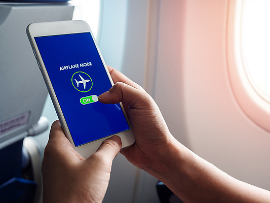 포토 JPG 해외이미지 라이프스타일 손 여행 컨셉 인터넷 의자 통신 창문 손가락 모바일 비행기 실내 안전 사람없음 파란색 스마트폰 핸드폰 여행객 디지털 스크린 터치 흰색 잡기 닫기 미끄러짐 그늘 무선전화기 전화기 전자 언론 온라인쇼핑 승객 규칙 스위치 대패 소셜 카피스페이스 셀룰러 방식 해외포토 컬러 가구 항공교통 모션 대중교통 사람 내부 생활 신체부위 전자제품 스마트기기 쇼핑 공백 온라인 파일형식 이미지허브