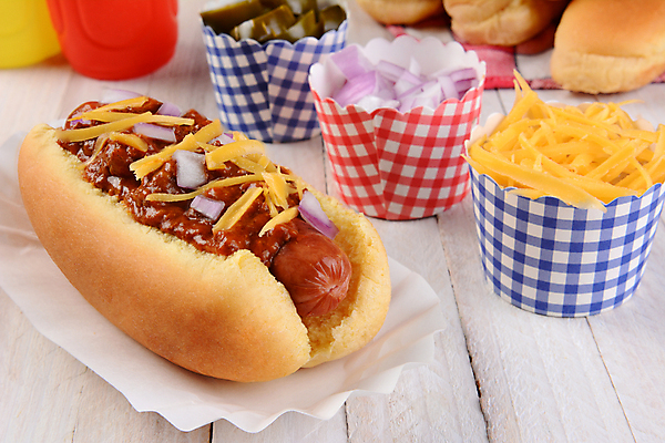 포토 JPG 해외이미지 접시 빵 치즈 실내 사람없음 케첩 머스터드 핫도그 소스통 적양파 종이접시 나무배경 해외포토 식기 음식 백그라운드 양파 유제품 패스트푸드 통 내부 소스_음식 파일형식 이미지허브