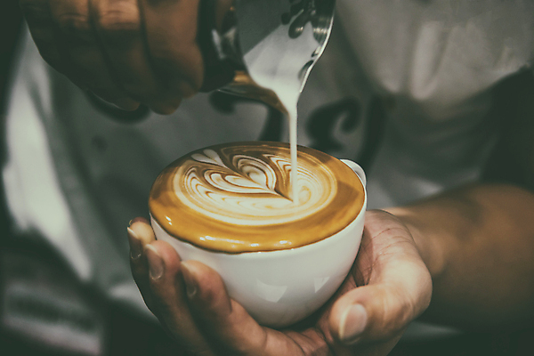 포토 JPG 해외이미지 손 커피 실내 들기 신체부위 붓기 커피잔 라떼 라떼아트 해외포토 음료 모션 잔 사람 내부 그림 파일형식 이미지허브