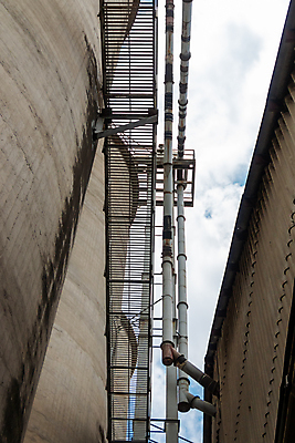 포토 JPG 해외이미지 식물 산업 건축양식 공장 하늘 직장 사람없음 파란색 계단 환경 탑 금속 기계 장비 업무 스페인 제조 큼 컨테이너 땅 묘사 탱크 시멘트 수납 무거움 방법 사일로 콘크리트 해외포토 건축물 건축 유럽 컬러 회사 공업 재질 작업 무게 크기 파일형식 이미지허브
