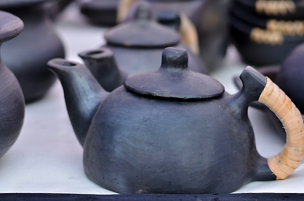 포토 JPG 해외이미지 전통 디자인 주전자 미술 사람없음 장식 컵 세트 세일 마을 상점 검은색 수확 뚜껑 시골 도자기 그리기 시장 차 냄비 가루 인도인 수집 복고 햄 기념품 점토 토기 밀짚 수공예 옛날 핸드메이드 해외포토 외국인 식기 음료 컬러 농업 모션 주방용품 문화예술 육류 동양인 용기_그릇 짚 솥 공예 오브젝트 파일형식 이미지허브