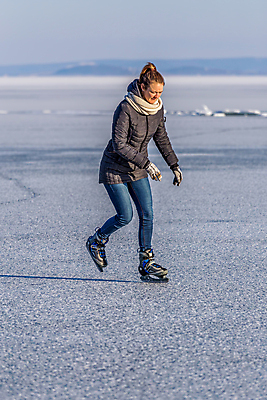 포토 JPG 해외이미지 백인 1 라이프스타일 계절 여자 호수 스포츠 신발 겨울 모션 자연 놀이 날씨 건강 그림자 한명 사람 야외 파란색 금발 운동 숫자 냉동 얼음 추위 스케이팅 흰색 청바지 춤 칼날 가죽 스케이터 헝가리 해외포토 자연요소 서양인 문자 헤어스타일 컬러 바지 문화예술 겨울스포츠 운동선수 생활 생태계 동유럽 파일형식 이미지허브