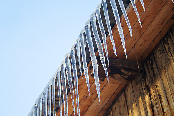 포토 JPG 해외이미지 외관 계절 벽 백그라운드 겨울 건축양식 자연 하늘 지붕 날씨 주택 매달리기 안전 사람없음 야외 건물 목재 물 파란색 빛 태양 냉동 얼음 봄 추위 가을 흰색 투명 떨어짐 위험 크리스탈 서리 날카로움 고드름 내추럴 옛날 해외포토 자연요소 나무 건축물 건축 컬러 컨셉 재료 모션 광석 생태계 파일형식 이미지허브