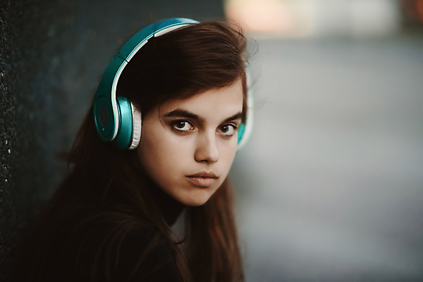 포토 JPG 해외이미지 여자 남자 감정 얼굴 음악 컨셉 인터넷 놀이 모바일 휴식 갈색머리 한명 야외 10대 여름 뷰티 유행 헤드폰 웹 듣기 도시 닫기 라디오 오디오 방송 멜로디 플레이어 해외포토 1 헤어스타일 계절 음향기기 모션 청소년 문화예술 사람 신체부위 전자제품 파일형식 이미지허브