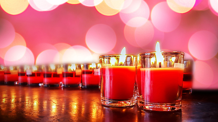 포토 JPG 해외이미지 디자인 종교 백그라운드 크리스마스 촛불 불 휴가 따뜻함 사람없음 장식 빨간색 빛 노란색 교회 평화 검은색 어둠 기도 축하 죽음 영혼 야간 명상 장면 애도 장례 연소 광 왁스 많음 동정 해외포토 자연요소 기념일 컬러 컨셉 초 종교건축 건물 파일형식 이미지허브