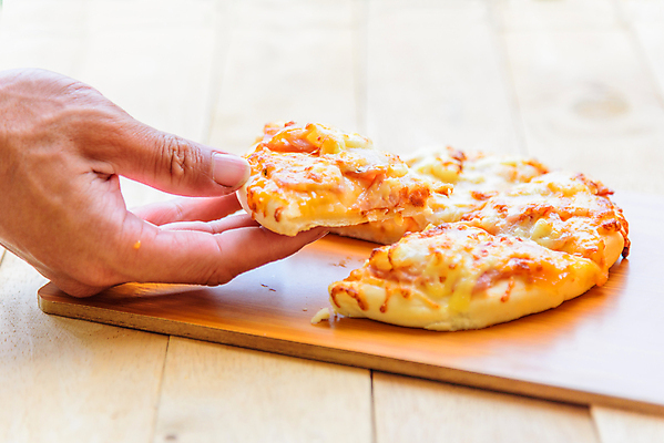 포토 JPG 해외이미지 종이 음식 조각 토마토 채소 탁자 피망 치즈 주택 피자 패스트푸드 요리 사람없음 목재 주방 식당 정원 식사 저녁식사 버섯 이탈리아 껍질 신선 뜨거움 달콤 맛 정크푸드 폐기물 굽기 먹기 허브 속도 올리브 햄 반죽 점심식사 모짜렐라치즈 짠맛 페퍼로니 피자집 해로움 핸드메이드 해외포토 나무 식물 열매 유럽 가구 컨셉 재료 모션 유제품 서양음식 육류 건물 상점 소시지 인스턴트 쓰레기 구이 파일형식 이미지허브