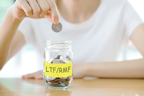 포토 JPG 해외이미지 백인 손 여자 돈 회사 비즈니스 미래 설계 실내 한명 사람 성인 사람없음 신체부위 가로 금융 동전 저축 돼지저금통 성장 항아리 재산 가정경제 투자 수익 정물화 여자만 여자한명만 성인만 카피스페이스 해외포토 서양인 1 컨셉 가정 내부 경제 공백 저금통 도자기 그림 파일형식 이미지허브