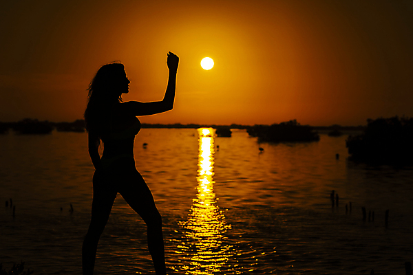 포토 JPG 해외이미지 전신 백인 여자 실루엣 포즈 휴가 휴식 한명 서기 성인 야외 손들기 일몰 성인여자한명만 해외포토 서양인 1 컨셉 모션 촬영기법 사람 노을 여자한명만 성인여자만 파일형식 이미지허브