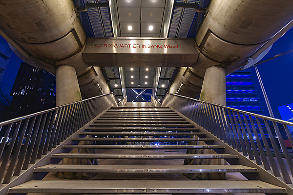 포토 JPG 해외이미지 디자인 유럽 도로 선 백그라운드 이동 비즈니스 건축양식 교통시설 추상 미래 거리 미술 사람없음 건물 빛 기차 굴 흰색 도시 보행로 전철 역 야간 네덜란드 출퇴근 전차 일반 교외 구름다리 선로 해외포토 자연요소 건축물 건축 나라 길 육상교통 컬러 교통 컨셉 무늬 문화예술 어패류 대중교통 다리_건축물 시설 파일형식 이미지허브