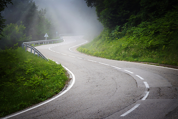 포토 JPG 해외이미지 도로 길 선 여행 곡선 교통시설 산 풍경 사람없음 가로 초록색 침묵 운전 안개 고속도로 아스팔트 땅 방향 속도 장면 굴곡 루트 방법 뿌연 해외포토 컬러 교통 모션 날씨 소리 시설 파일형식 이미지허브