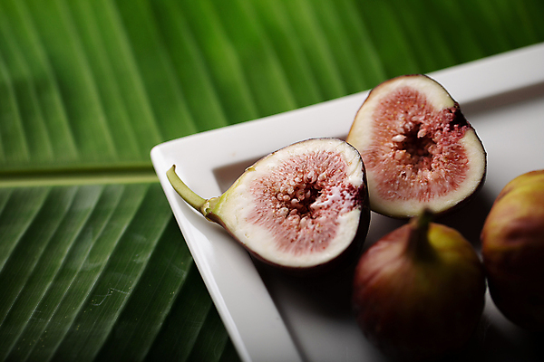 포토 JPG 해외이미지 음식 조각 잎 과일 재료 부분 건강 씨앗 사람없음 보라색 어둠 흰색 신선 그룹 달콤 자르기 묘사 날것 슬라이스 무화과 숙성 이국적 해외포토 식물 컬러 모션 맛 파일형식 이미지허브