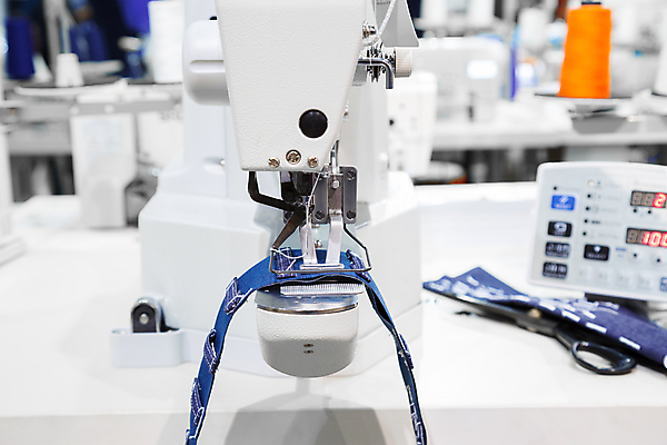 포토 JPG 해외이미지 디자인 옷 산업 컨셉 비즈니스 공장 취미 사람없음 파란색 유행 금속 기계 장비 공구 직물 업무 실 닫기 제조 바느질 묘사 땀 만들기 실타래 자수 재단 재단사 방법 양발 자동 조작 해외포토 직업 컬러 공업 모션 재질 도구 작업 파일형식 이미지허브