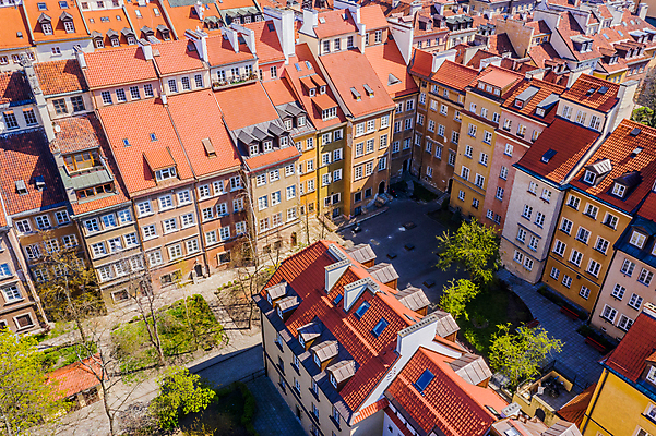 포토 JPG 해외이미지 전통 유럽 문화 여행 패턴 건축양식 창문 벽돌 아파트 사람없음 야외 건물 빨간색 갈색 도시 횡단보도 도심 옥상 시티라이프 타운 폴란드 구시가지 명승지 옛날 바르샤바 해외포토 라이프스타일 건축물 건축 나라 컬러 무늬 주택 풍경 보행로 파일형식 이미지허브