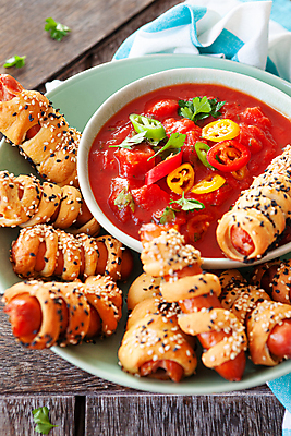 포토 JPG 해외이미지 접시 음식 토마토 고추 피망 파슬리 사람없음 목재 세로 파티 시골 뜨거움 소시지 케첩 허브 향신료 매움 레시피 토마토소스 살사댄스 해외포토 나무 식물 식기 채소 재료 이벤트 춤 소스_음식 가공식품 맛 향미료 파일형식 이미지허브