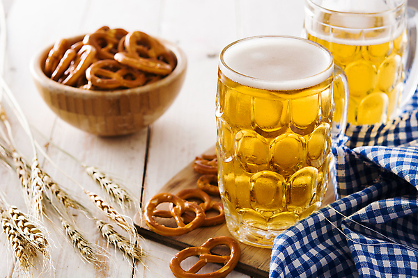 포토 JPG 해외이미지 맥주 실내 사람없음 보리 맥주잔 나무도마 브레첼 나무배경 미니프레즐 해외포토 백그라운드 술잔 디저트 곡류 도마 주류 내부 목재 과자 파일형식 이미지허브