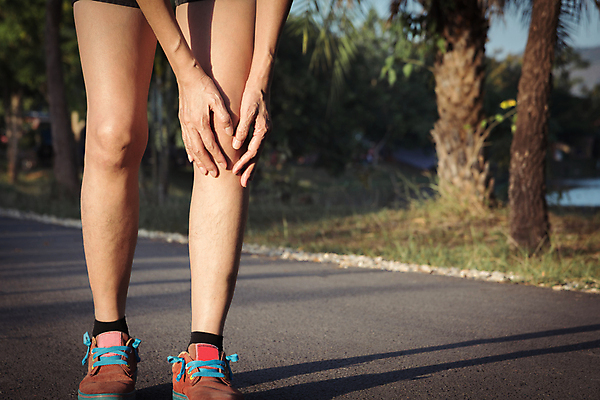 포토 JPG 해외이미지 주간 손 야외 신체부위 운동 고통 잡기 감싸기 무릎통증 해외포토 자연요소 감정 모션 건강 사람 파일형식 이미지허브