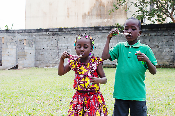 포토 JPG 해외이미지 나무 라이프스타일 행복 얼굴 어린이 벽 2 자연 놀이 하늘 휴식 벽돌 건강 서기 사람 야외 두명 울타리 뷰티 거품 기쁨 잡기 구멍 액체 비누 되감기 그리너리 해외포토 식물 감정 컨셉 모션 생활 신체부위 담장 위생용품 생태계 파일형식 트랜드컬러 이미지허브