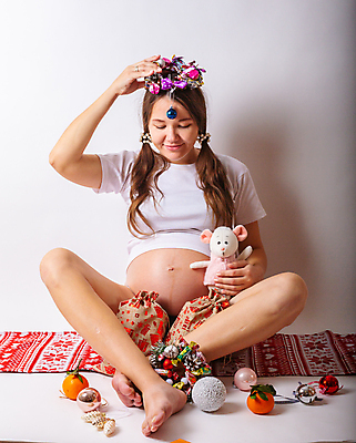 포토 JPG 해외이미지 여자 행복 어린이 백그라운드 크리스마스 겨울 엄마 휴가 새해 관리 사랑 한명 미소 사람 장식 빨간색 부모 산타클로스 축제 희망 임산부 임신 흰색 축하 아기 기다림 12월 돌봄 해외포토 1 계절 기념일 감정 컬러 컨셉 가족 모션 표정 날짜 파일형식 이미지허브