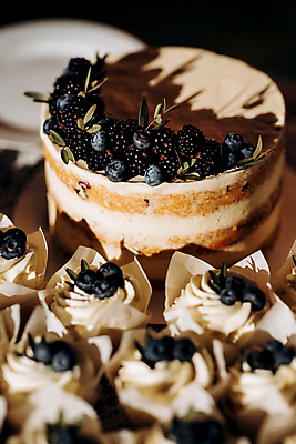 포토 JPG 해외이미지 손 커플 드레스 꽃 음식 분홍색 결혼 백그라운드 꽃무늬 탁자 결혼식 디저트 사랑 사람 이벤트 사람없음 장식 초록색 장미 파티 케이크 초콜릿 보라색 흰색 축하 고급 달콤 맛 크림 해외포토 식물 옷 감정 컬러 가구 컨셉 무늬 관계 신체부위 파일형식 이미지허브