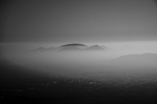 포토 JPG 해외이미지 계절 실루엣 유럽 여행 백그라운드 겨울 일러스트 자연 하늘 아침 산 사람없음 야외 빛 햇빛 태양 뷰티 일출 환경 계곡 침묵 일몰 이탈리아 새벽 꿈 추위 안개 신선 언덕 내추럴 서쪽 절정 해외포토 주간 자연요소 나라 날씨 촬영기법 노을 소리 방향 생태계 파일형식 이미지허브