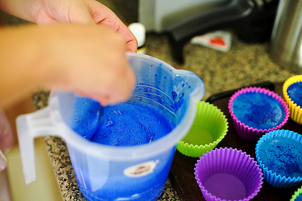 포토 JPG 해외이미지 음식 분홍색 탁자 디저트 요리 사람없음 컵 가로 빨간색 초록색 파란색 컬러풀 노란색 쌓기 케이크 주방 보라색 활발 빵집 장비 흰색 생일 그룹 달콤 컨테이너 컵케이크 굽기 크림 오브젝트 준비 머핀 비누 곰팡이 실리콘 파스텔톤 페스츄리 핸드메이드 공급 해외포토 식기 기념일 산업 빵 컬러 가구 컨셉 모션 위생용품 상점 맛 구이 파일형식 이미지허브