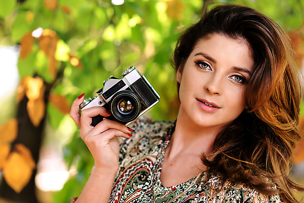 포토 JPG 해외이미지 나무 모델 직업 긴머리 계절 공원 여자 행복 잎 자연 날씨 휴식 한명 성인 취미 야외 컬러풀 뷰티 유행 카메라 맑음 가을 시골 잡기 우아함 숲 사진사 그림 아날로그 10월 블로거 해외포토 식물 1 헤어스타일 공공시설 감정 컬러 컨셉 모션 사람 전자제품 날짜 작가 생태계 파일형식 이미지허브