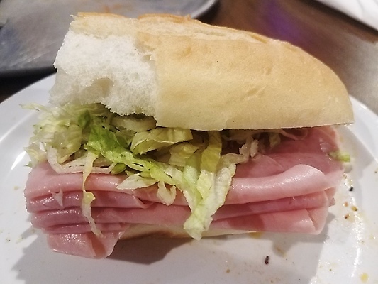 포토 JPG 해외이미지 접시 음식 샌드위치 육류 사람없음 저녁식사 상추 잠수함 햄 점심식사 번 후보 해외포토 식기 빵 채소 식재료 식사 파일형식 이미지허브