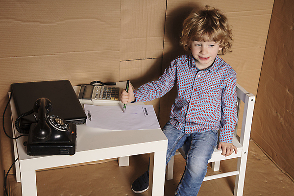 포토 JPG 해외이미지 전신 응시 옷 남자 행복 종이 어린이 의자 비즈니스 한명 들기 소년 컴퓨터 상자 사무실 반사 기쁨 업무 비즈니스맨 작음 전화기 문서 서명 소년만 소년한명만 해외포토 1 시선 감정 가구 모션 사람 전자제품 작업 직장인 크기 남자만 남자한명만 어린이만 파일형식 이미지허브