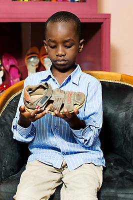 포토 JPG 해외이미지 모델 라이프스타일 응시 어린이 백그라운드 신발 의자 학교 건강 한명 사람 앉기 소년 청춘 유행 자유 잡기 작음 호기심 스타일 해외포토 1 시선 교육 남자 감정 가구 컨셉 모션 생활 크기 파일형식 이미지허브