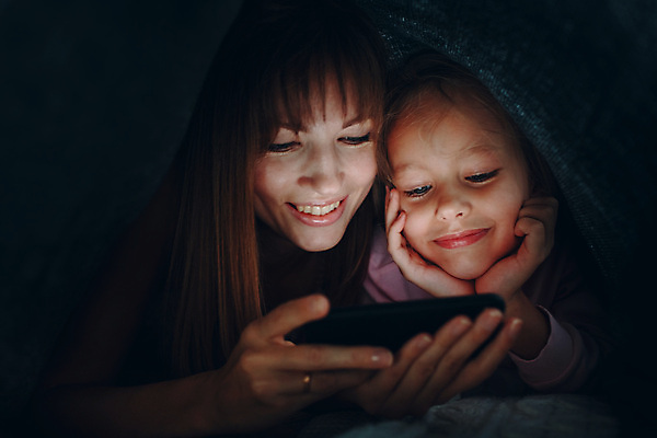 포토 JPG 해외이미지 라이프스타일 여자 꽃 딸 행복 감정 얼굴 어린이 컨셉 인터넷 가족 엄마 모바일 주택 실내 사랑 미소 사람 두명 여름 스마트폰 핸드폰 뷰티 튤립 덮개 게임 아기 관찰 생일 담요 필름 손목시계 주기 해외포토 식물 계절 기념일 시계 장신구 관계 모션 놀이 표정 내부 건물 생활 신체부위 전자제품 스마트기기 뚜껑 파일형식 이미지허브