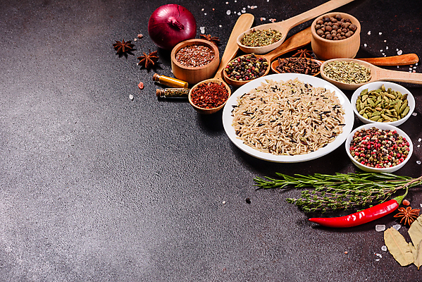 포토 JPG 해외이미지 백그라운드 잎 재료 고추 탁자 파프리카 건조 마늘 요리 씨앗 동양인 사람없음 빨간색 초록색 컬러풀 주방 숟가락 검은색 어둠 양념 조미료 사발 고수 맛 가루 인도인 허브 메뉴 유기농 매움 아로마 소금 향 레시피 후추 카레 생강 바질 로즈메리 시나몬 강황 해외포토 외국인 식물 웰빙 음식 컬러 가구 컨셉 채소 식재료 수저 인종 사기그릇 향신료 향미료 파일형식 이미지허브