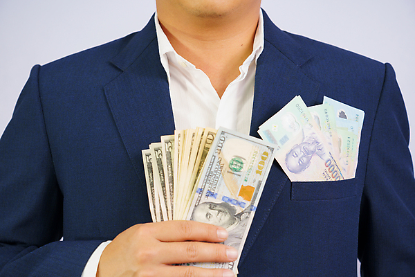 포토 JPG 해외이미지 손 남자 종이 백그라운드 컨셉 지폐 돈 비즈니스 성공 노동자 사람 정장 사람없음 금융 달러 미국 흰색 잡기 업무 비즈니스맨 절약 구매 주머니 투자 상업 베트남 계산서 빚 세금 수입 해외포토 직업 옷 컬러 북아메리카 모션 신체부위 경제 쇼핑 동남아시아 작업 직장인 재산 파일형식 이미지허브