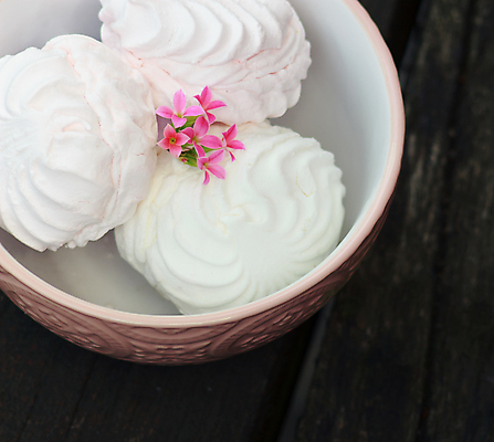 포토 JPG 해외이미지 전통 꽃 음식 분홍색 다이어트 과일 딸기 아침 디저트 발렌타인데이 건강 사람없음 목재 장식 빛 갈색 노란색 쿠키 케이크 기쁨 빵집 흰색 대접 신선 사발 달콤 맛 사과 설탕 크림 부드러움 내추럴 프랑스어 마시멜로우 머랭 파스텔톤 핸드메이드 머랭쿠키 해외포토 주간 나무 식물 문자 감정 컬러 컨셉 재료 데이이벤트 상점 감각 사기그릇 파일형식 이미지허브