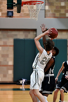 포토 JPG 해외이미지 여자 농구 농구공 실내 들기 경기 성인 세명 점프 경쟁 수비 슛 농구대 농구장 블로킹 성인여자만 해외포토 스포츠 컨셉 공 스포츠시설 모션 사람 내부 구기 골대 여자만 성인만 파일형식 이미지허브