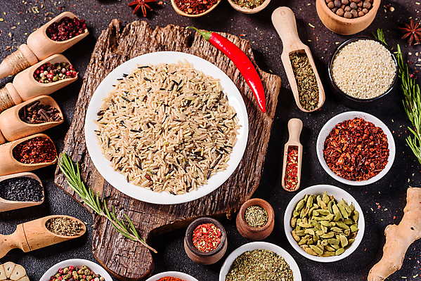 포토 JPG 해외이미지 백그라운드 잎 재료 고추 탁자 파프리카 건조 마늘 요리 씨앗 동양인 사람없음 빨간색 초록색 컬러풀 주방 숟가락 검은색 어둠 양념 조미료 사발 고수 맛 가루 인도인 허브 메뉴 유기농 매움 아로마 소금 향 레시피 후추 카레 생강 바질 로즈메리 시나몬 강황 해외포토 외국인 식물 웰빙 음식 컬러 가구 컨셉 채소 식재료 수저 인종 사기그릇 향신료 향미료 파일형식 이미지허브