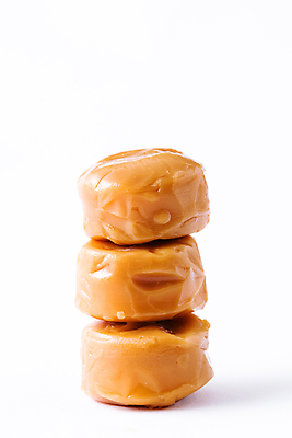 포토 JPG 해외이미지 영어 음식 조각 디저트 사탕 사람없음 갈색 달콤 맛 설탕 고립 캐러멜 해외포토 문자 컬러 컨셉 파일형식 이미지허브