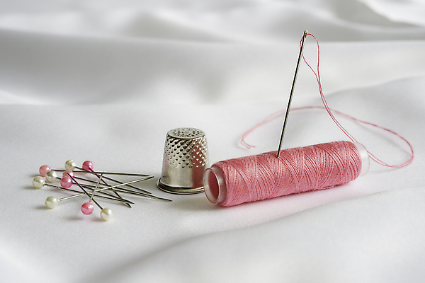 포토 JPG 해외이미지 디자인 분홍색 백그라운드 컨셉 장신구 취미 사람없음 장식 가로 유행 흰색 도구 직물 업무 실 바느질 실타래 얼레 패드 감싸기 고립 골무 핸드메이드 스타일 해외포토 컬러 모션 작업 파일형식 이미지허브