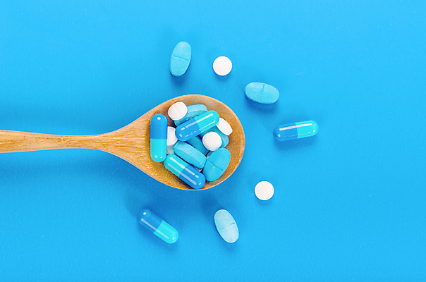 포토 JPG 해외이미지 의학 실내 사람없음 알약 약 파란배경 나무숟가락 해외포토 백그라운드 내부 파란색 숟가락 파일형식 이미지허브