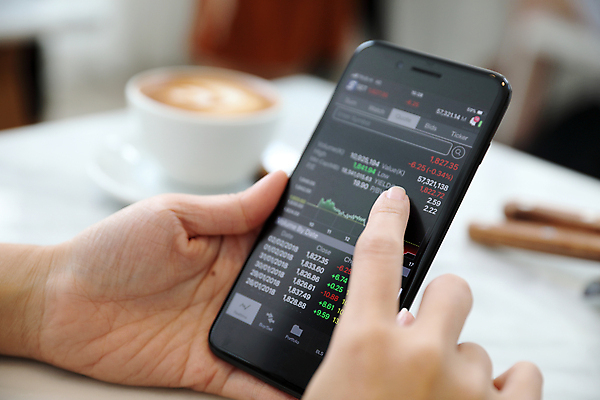 포토 JPG 해외이미지 손 그래프 들기 아웃포커스 신체부위 스마트폰 주식 분석 투자 해외포토 컨셉 비즈니스 모션 촬영기법 사람 금융 핸드폰 스마트기기 파일형식 이미지허브