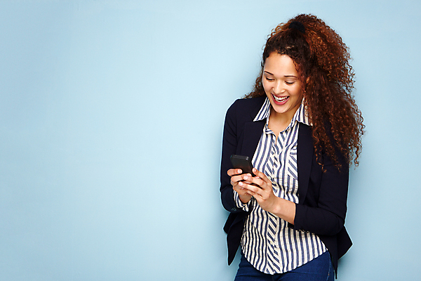 포토 JPG 해외이미지 직업 1 라이프스타일 응시 여자 행복 얼굴 벽 백그라운드 비즈니스 텍스트 모바일 세포 한명 미소 사람 성인 금융 파란색 스마트폰 표현 잡기 비즈니스우먼 자신감 전화기 스마트 북쪽 히스패닉 섞기 카피스페이스 해외포토 시선 감정 컬러 컨셉 모션 표정 생활 신체부위 경제 핸드폰 스마트기기 공백 직장인 방향 파일형식 이미지허브